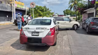 Taxi y camioneta colisionan durante maniobra de reversa en la colonia Morelos