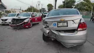 Conductor maneja a exceso de velocidad y provoca un fuerte choque en Ciudad del Carmen