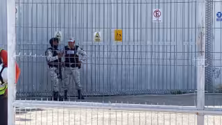 Los delincuentes amenazaron con armas de fuego al velador.