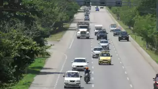   Reglamento de Tránsito de Yucatán: En este carril deben de circular los vehículos de carga  