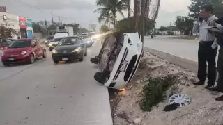 Terminó volcado luego que intentó rebasar otra unidad