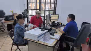 Confusión y largas filas por trámite de CURP Biométrica en Ciudad del Carmen