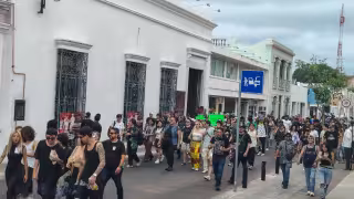 Contingente de más de 100 personas se planta frente el Palacio de Gobierno