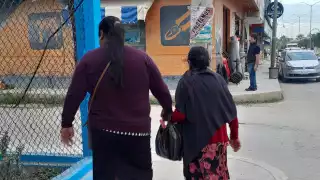 Esta mañana, los habitantes sacaron sus abrigos debido a las bajas temperaturas y fuertes vientos