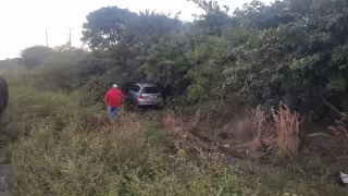 Auto se sale de la carretera en Ciudad del Carmen; un tráiler le cerro el paso