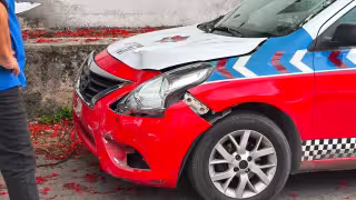 Un taxista provocó un accidente al intentar dar vuelta sin ceder el paso a un motociclista.