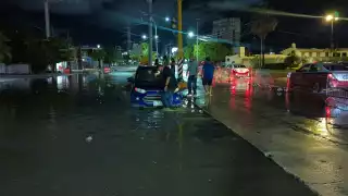 Accidente en Ciudad del Carmen: conductor cae en vía en construcción frente a Plaza Palmira