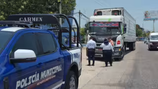 Tráiler derriba poste e intenta huir en Ciudad del Carmen