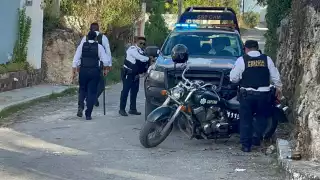 Ebrios causan incendio de un auto en Samulá, Campeche