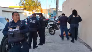 Hombre “aturdido” en la vía pública afirmó ser víctima de robo en Campeche; policías lo trasladan a la Fiscalía