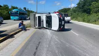 La unidad de traslado de productos quedó volcada tras reventársele una llanta en la carretera Playa del Carmen-Tulum, mientras que el chofer fue atendido por paramédicos