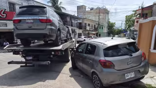 Una grúa que remolcaba una camioneta averiada provocó un accidente en la colonia Morelos.
