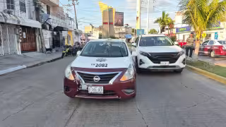 Choque entre taxi y camioneta deja daños leves y caos vial en la colonia Benito Juárez