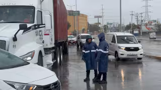 Choque entre tractocamión y automóvil provoca caos vial en Isla de Tris