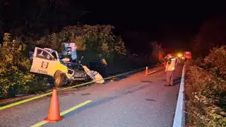 La camioneta de transporte de valores quedó destrozada del frente.