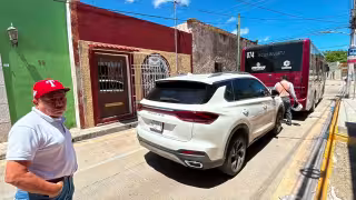 Choque entre camioneta y camión Ko'ox moviliza a policías en el barrio de San Francisco
