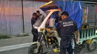Policías municipales detuvieron al conductor de una carromoto señalado por circular en sentido contrario por calles de Ciudad del Carmen.