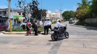 Adulto mayor no habría respetado su alto y choca contra motocicleta en Campeche; hay una lesionada