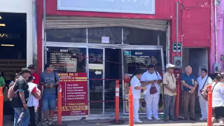 Va y Ven se estrella contra restaurante de comida china tras choque en el Centro de Mérida
