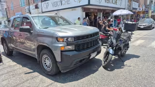Choque entre motocicleta y camioneta provoca caos vial en el centro de Ciudad del Carmen
