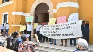 Extrabajadores del Ayuntamiento de Campeche buscan reincorporarse a sus puestos tras despidos que consideran injustificados