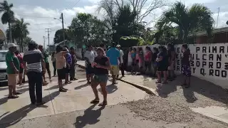 Tomarán las instalaciones hasta que se resuelva este problema, cuando se deje que los maestros ingresen a la escuela