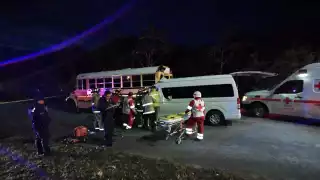 Conductor de transporte queda prensado tras chocar en Playa del Carmen