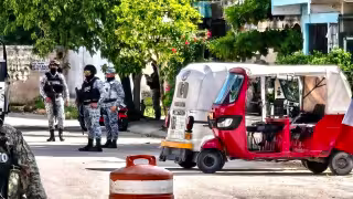 La Fiscalía General de Quintana Roo ejecutó un operativo de cateo en un taller de motocicletas en Playa del Carmen.
