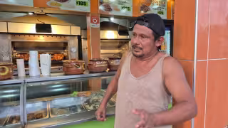 Un cliente acudió a una pollería en la colonia Benito Juárez exigiendo la devolución de su dinero.