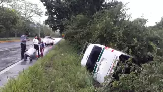 El conductor perdió el control en la maniobra y volcó saliéndose de la cinta asfáltica