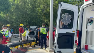 Cuerpos de emergencia atendieron el choque frontal ocurrido en la avenida Costera, donde tres integrantes de una familia perdieron la vida y varias personas resultaron lesionadas.