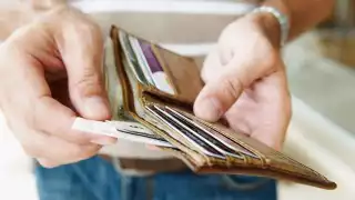 Policía devuelve cartera extraviada en Tasqueña