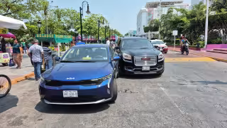 Choque frente al Palacio Municipal de Ciudad del Carmen desata tráfico en pleno centro