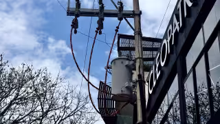 Apagón deja sin luz a la Quinta Avenida y fraccionamientos; restauranteros reclaman a CFE