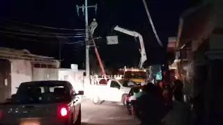 Personal de la CFE acudió al lugar para colocar el nuevo transformador.