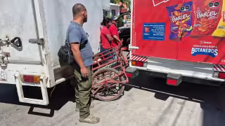 Un triciclo quedó prensado entre dos camionetas en la colonia Manigua.