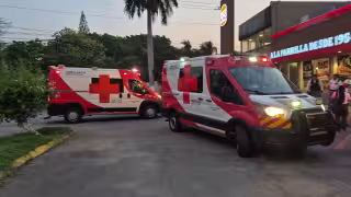 Ambulancias de la Cruz Roja llegaron al lugar de los hechos.