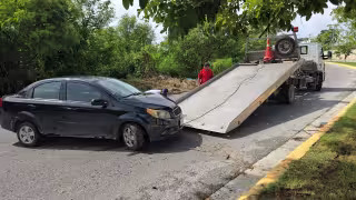 Un automóvil terminó impactado contra un árbol en la colonia Siglo XXIII.
