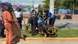 Paramédicos de Acses trasladaron al lesionado a un hospital.