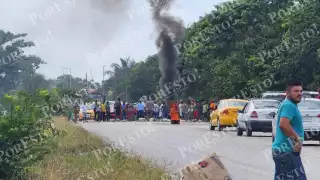 El acto generó una larga fila de automóviles a lo largo del acceso a la Costa Maya