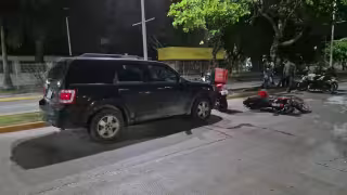 Una camioneta impactó por alcance a una motocicleta en Ciudad del Carmen.