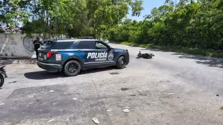 Detienen a motociclista tras persecución policiaca en Villas del Sol, Playa del Carmen