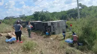 Rapiñan agua purificada de un tráiler tras volcar en la vía Escárcega-Villahermosa