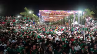 Miles de aficionados llegaron a la mega pantalla para ver el partido.