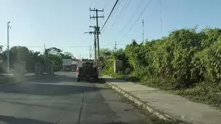 Personal de la CFE acudió al lugar para revisar el transformador.