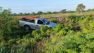 El conductor avanzó varios metros en la maleza hasta salir de la vía Tizimín-Mérida