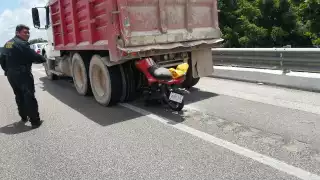 El motociclista impactó contra la parte trasera del volquete