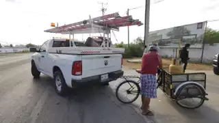 La camioneta de la CFE atropelló a la pareja abordo de su triciclo