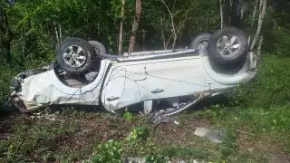 La camioneta terminó fuera de la carretera y volcada sobre la maleza.