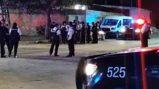 En los dos lugares, elementos policiales llegaron y acordonaron el área para evitar que la ciudadanía lea el mensaje